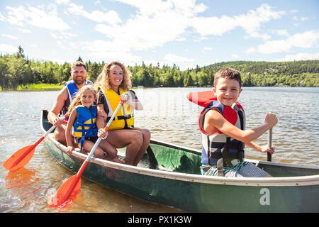 Familie in einem Kanu auf einem See Spaß Stockfoto