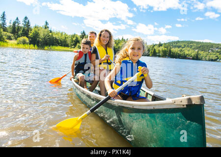 Familie in einem Kanu auf einem See Spaß Stockfoto