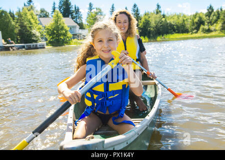 Familie in einem Kanu auf einem See Spaß Stockfoto