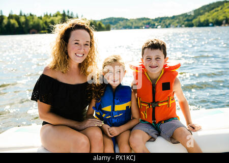 Familie Bootfahren zusammen Spaß auf Vakanz Stockfoto