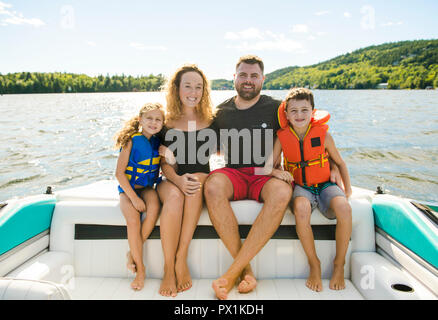 Familie Bootfahren zusammen Spaß auf Vakanz Stockfoto