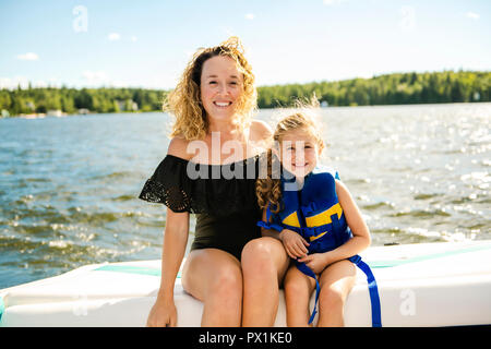 Familie Bootfahren zusammen Spaß auf Vakanz Stockfoto