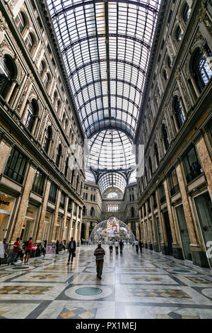 Innenraum der Galleria Umberto I öffentliche Shopping Galerie in Neapel, Italien. Zwischen 1887 - 1891 von Emanuele Rocco gebaut. Stockfoto