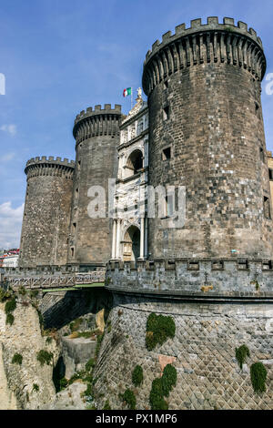 Das Castel Nuovo häufig als "Maschio Angioino ist eine mittelalterliche Burg vor der Piazza Municipio in Neapel, Italien. Erste errichtet im Jahre 1279, eines der wichtigsten architektonischen Wahrzeichen der Stadt. Es war eine königliche Sitz der Könige von Neapel, Aragon und Spanien bis 1815. Die imposante Einseitig weißem Marmor Triumphbogen, in 1470 erbaut, erinnert an Alfonso von Aragon's Eintrag in Neapel im Jahre 1443. Es steht zwischen zwei westlichen Türme der Anjou Schlosses. Stockfoto