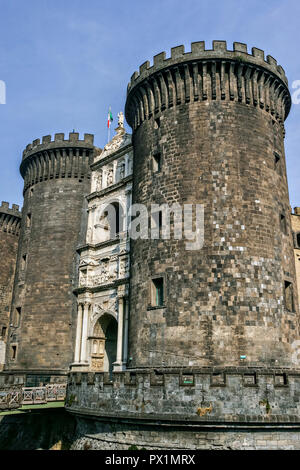 Das Castel Nuovo häufig als "Maschio Angioino ist eine mittelalterliche Burg vor der Piazza Municipio in Neapel, Italien. Erste errichtet im Jahre 1279, eines der wichtigsten architektonischen Wahrzeichen der Stadt. Es war eine königliche Sitz der Könige von Neapel, Aragon und Spanien bis 1815. Die imposante Einseitig weißem Marmor Triumphbogen, in 1470 erbaut, erinnert an Alfonso von Aragon's Eintrag in Neapel im Jahre 1443. Es steht zwischen zwei westlichen Türme der Anjou Schlosses. Stockfoto
