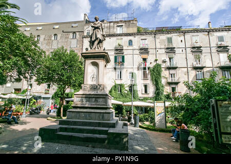 Die Piazza Bellini mit der Statue von Vincenzo Bellini in Neapel, Italien. Das Plaza verfügt über die Paläste von Firrao-Bisingano, castriota Scanderbeg, und die Principi di Conca und die unterirdischen Ruinen der ehemaligen westlichen Mauern der antiken griechischen Stadt Neapolis. Stockfoto