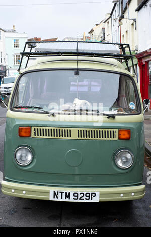 Vorderansicht eines komplett renovierten, klassischen 1976 Volkswagen Lieferung/Wohnmobil auf Breite Str., Wells, Somerset, UK geparkt Stockfoto