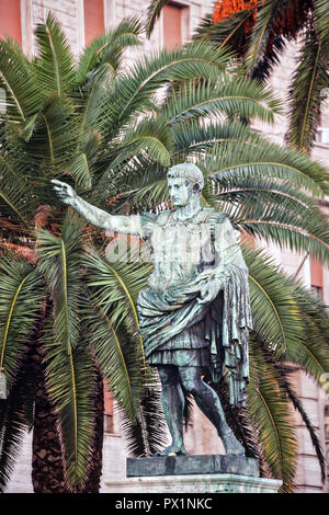 Die Statue von Julius Caesar Augustus in der Nähe der Waterfront in Neapel, Italien. Stockfoto