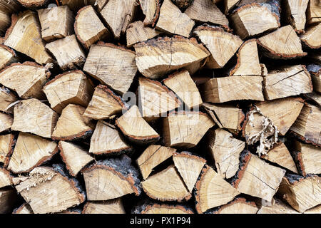 Brennholz Wand stapeln. Stapel Holz für den Winter und kalte Wetter vorbereitet. Eiche Holz gehackt. Holz- hintergrund Textur Stockfoto