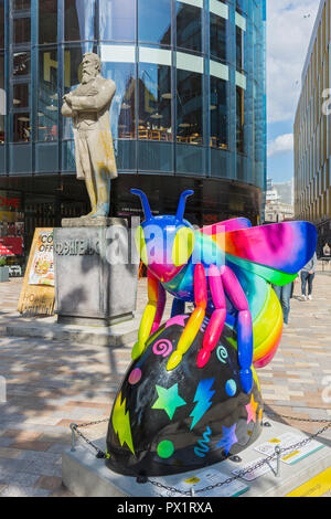 Bee-bop-a-raver, von Caroline Daly. Eine der Biene in der Stadt Skulpturen, & Statue von Friedrich Engels, Tony Wilson, erste Straße, Manchester, UK Stockfoto