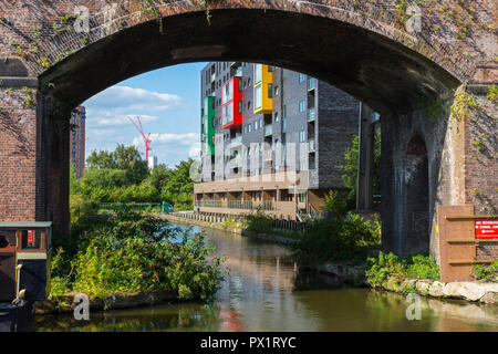 Die Kartoffel Wharf Apartments über einen viktorianischen Bahnhof Brücke gesehen, über das Bridgewater Canal in Castlefield, Manchester, England, Großbritannien Stockfoto