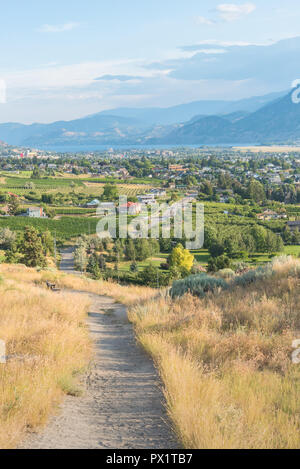 Wanderweg auf Munson Berg im Sommer mit Blick auf die Stadt von Penticton und Skaha Lake im Abstand Stockfoto