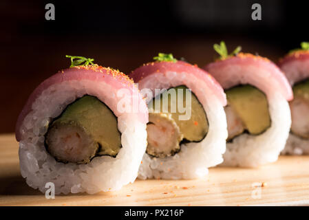 Sushi Roll Sushi mit Garnelen, Avocado, Frischkäse, Sesam. Sushi Menü. Stockfoto