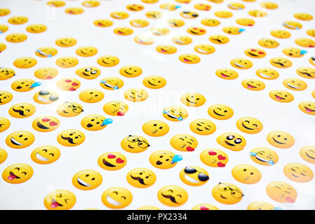 Lustige gelbe Smileys auf weißem Hintergrund Stockfoto