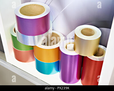 Brötchen mit farbigen Folien in Store Stockfoto