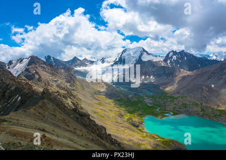 Schöne Landschaft mit Smaragd - Turquoise Mountain Lake Ala-Kul, Kirgisistan.