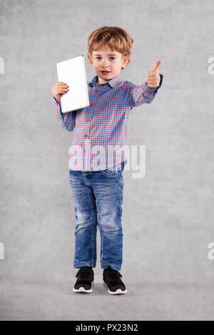 Glückliche junge Geschäftsmann zeigt Daumen hoch, Tablet in der Hand Stockfoto