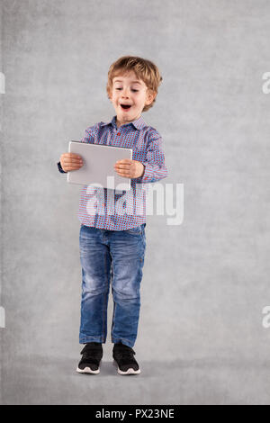 Überrascht junge Unternehmer ist gerade etwas auf dem Tablet Stockfoto