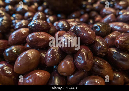 Frische Kalamata Oliven in der London Borough Market Stockfoto