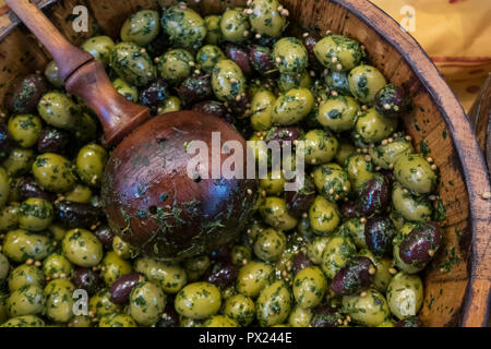Frische Kraut marinierte Oliven in der London Borough Market Stockfoto