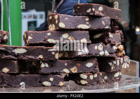 Chocolate Fudge Brownies in einer Bäckerei in London Borough Market Stockfoto