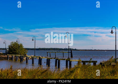 New Castle, DE, USA - 23. September 2015: Bleibt für eine beschädigte Dock und Pier steht in der Delaware River. Stockfoto