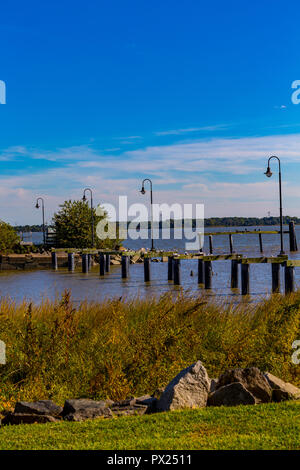 New Castle, DE, USA - 23. September 2015: Bleibt für eine beschädigte Dock und Pier steht in der Delaware River. Stockfoto