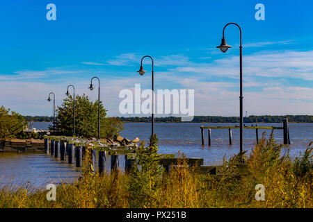 New Castle, DE, USA - 23. September 2015: Bleibt für eine beschädigte Dock und Pier steht in der Delaware River. Stockfoto