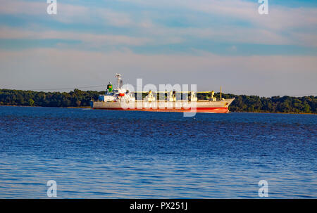 New Castle, DE, USA - 23. September 2015: Eine Del Monte Schiff segeln auf dem Delaware River. Stockfoto
