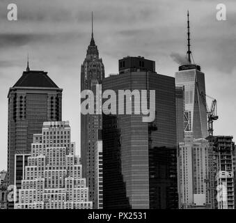 Schwarz und Weiß die New York Skyline. New York New York City Skyline aus Brooklyn Bridge Park. Stockfoto