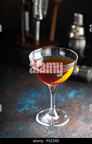 Herbst whiskey Cocktail mit Roggen, Wermut, süß und bitter mit Orangenschale serviert. Stockfoto