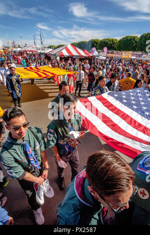 Vietnamesische amerikanischen Pfadfinder Parade mit amerikanischen und vietnamesischen Flags an einem asiatischen American cultural festival in Costa Mesa, CA. Stockfoto