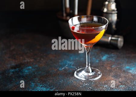 Herbst whiskey Cocktail mit Roggen, Wermut, süß und bitter mit Orangenschale serviert. Stockfoto