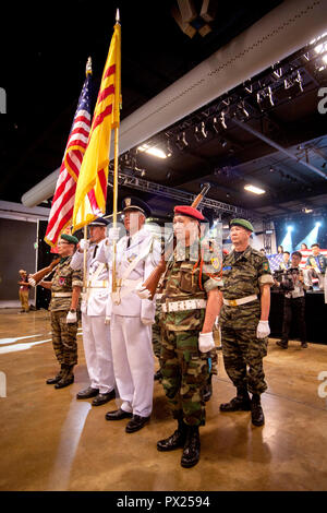 Die vietnamesische und amerikanische Fahnen, eine Ehrengarde der ehemaligen Südvietnamesischen Soldaten Keynotes eine asiatische American cultural festival in Costa Mesa, CA. Stockfoto