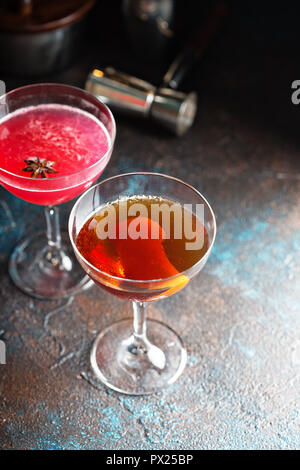 Herbst whiskey Cocktail mit Roggen, Wermut, süß und bitter mit Orangenschale serviert. Stockfoto