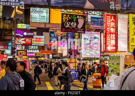 Nacht Straßenszenen, Kowloon, Hong Kong, China. Stockfoto