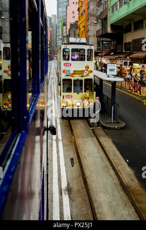 Doppeldecker Busse Straßenbahnen öffentliche Verkehrsmittel auf der Insel Hong Kong, Hong Kong, China. Stockfoto