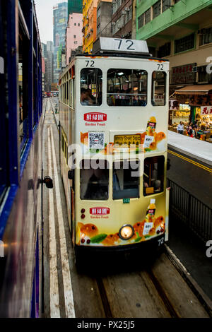 Doppeldecker Busse Straßenbahnen öffentliche Verkehrsmittel auf der Insel Hong Kong, Hong Kong, China. Stockfoto