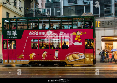 Doppeldecker Busse Straßenbahnen öffentliche Verkehrsmittel auf der Insel Hong Kong, Hong Kong, China. Stockfoto