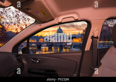 Durch ein Fenster mit Blick auf die St. Peter Kirche während ein wunderschöner Sonnenuntergang in Rom, Italien Stockfoto