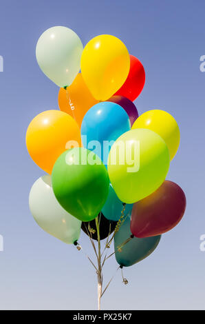 Bunter Haufen von Helium Ballons auf Hintergrund isoliert Stockfoto