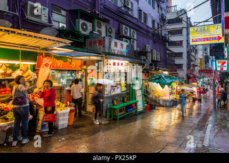 Abends Straße Szenen auf der Insel Hong Kong, Hong Kong, China. Stockfoto