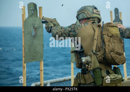 Eine Aufklärung Marine mit Amphibious Reconnaissance Platoon des 31 Marine Expeditionary Unit Brände ein M 1911 .45 Kaliber - Pistole während Treffsicherheit Ausbildung an Bord der Amphibisches Schiff USS Wasp (LL 1), unterwegs in der East China Sea, 17. Okt. 2018. Marines mit ARP-spezialisiert auf Aufklärung, Überwachung und close-quarters Taktiken bei amphibischen Operationen. Die 31. MEU, das Marine Corps' nur kontinuierlich vorwärts - bereitgestellt MEU, bietet eine flexible Kraft bereit, ein breites Spektrum an militärischen Operationen im indopazifischen Region durchzuführen. (U.S. Marine Corps Foto von Lance Cpl. Al Stockfoto