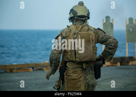 Eine Aufklärung Marine mit Amphibious Reconnaissance Platoon des 31 Marine Expeditionary Unit unholsters M 1911. 45-Kaliber Pistole während Treffsicherheit Ausbildung an Bord der Amphibisches Schiff USS Wasp (LL 1), unterwegs in der East China Sea, 17. Okt. 2018. Marines mit ARP-spezialisiert auf Aufklärung, Überwachung und close-quarters Taktiken bei amphibischen Operationen. Die 31. MEU, das Marine Corps' nur kontinuierlich vorwärts - bereitgestellt MEU, bietet eine flexible Kraft bereit, ein breites Spektrum an militärischen Operationen im indopazifischen Region durchzuführen. (U.S. Marine Corps Foto von Lance Cp Stockfoto