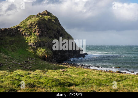 Landschaft rund um Giant's Causeway, ein UNESCO-Weltkulturerbe, das Zahlen von ineinander greifenden Basaltsäulen Ergebnis einer alten vulkanischen Spalte Stockfoto