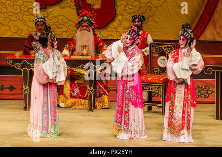 Chinesische Oper Darsteller, Ko Shan Theater, Kowloon, Hong Kong, China. Stockfoto