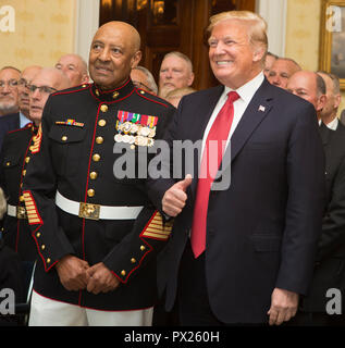 Präsident der Vereinigten Staaten von Amerika Donald J. Trumpf posiert für ein Foto mit pensionierten US Marine Corps Sgt. Maj. John L. Canley, der 300 Marine Ehrenmedaille Empfänger, im Weißen Haus in Washington, D.C., 17. Okt. 2018. Ab Jan. 31, Februar 6 1968 in der Republik Vietnam, Canley, die Firma gunnery Sergeant zu Alpha Company, 1.BATAILLON, 1 Marines, belegt das Kommando übernahm der Gesellschaft, führte mehrere Angriffe gegen feindliche befestigte Positionen, über Feuer gefegt Gelände gehetzt - trotz seiner eigenen Wunden und Marines in Hue City verletzt, darunter seinen kommandierenden Offizier, fr zu entlasten Stockfoto