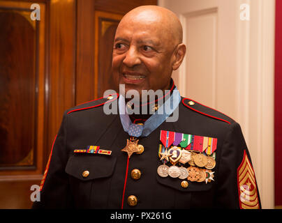 Pensionierte US Marine Corps Sgt. Maj. John L. Canley, der 300 Marine Ehrenmedaille Empfänger, besucht einen Empfang nach der Ehrenmedaille Zeremonie im Weißen Haus in Washington, D.C., 17. Okt. 2018. Ab Jan. 31, Februar 6 1968 in der Republik Vietnam, Canley, die Firma gunnery Sergeant zu Alpha Company, 1.BATAILLON, 1 Marines, belegt das Kommando übernahm der Gesellschaft, führte mehrere Angriffe gegen feindliche befestigte Positionen, über Feuer gefegt Gelände gehetzt - trotz seiner eigenen Wunden und Marines in Hue City verletzt, darunter seinen kommandierenden Offizier, freundliche Kräfte wh zu entlasten Stockfoto