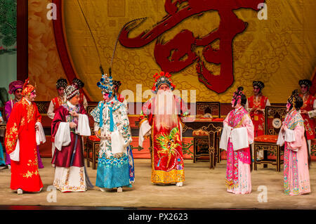 Chinesische Oper Darsteller, Ko Shan Theater, Kowloon, Hong Kong, China. Stockfoto