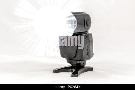 Schrägansicht eines Schwarzen unbranded externes Blitzgerät für DSLR-Kamera mit Diffusor angewendet, während der Aufnahme Stockfoto